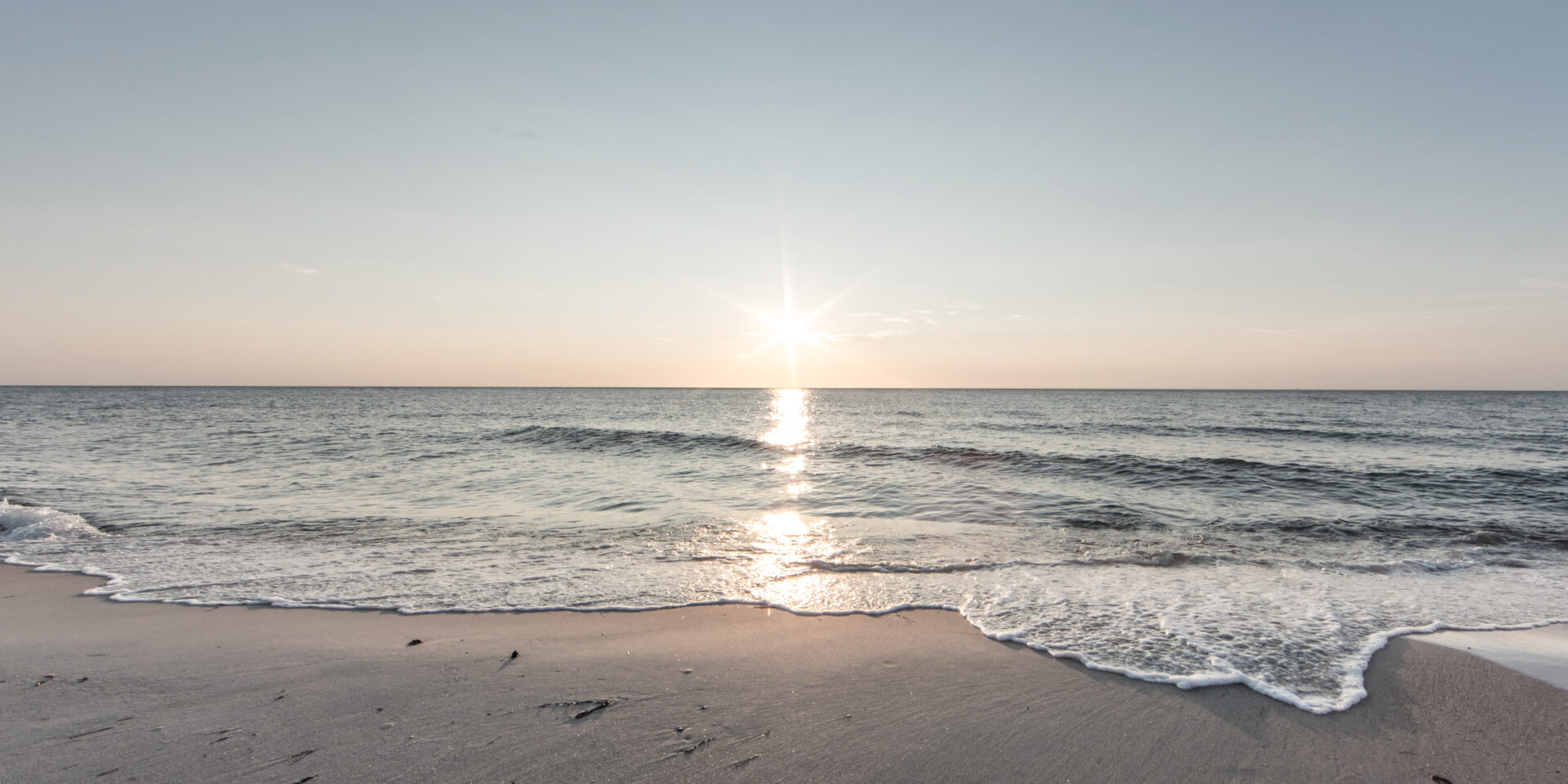 Seebestattung am Meer mit Sonnenuntergang