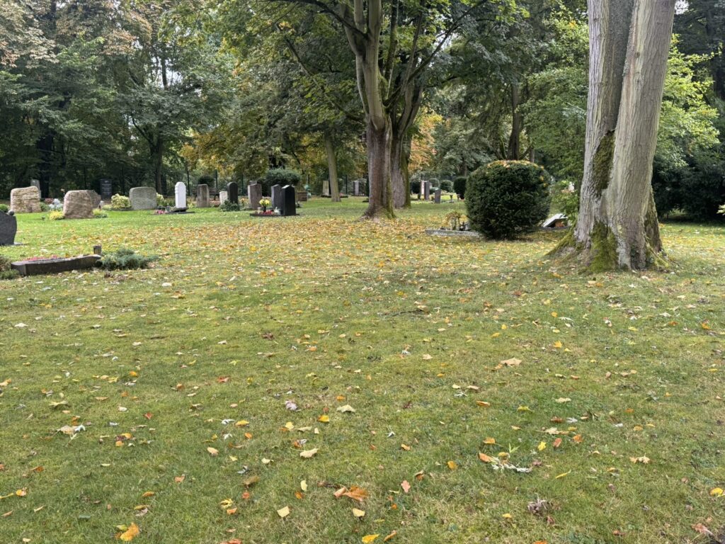 Rasen, Bäume und Gräber auf dem Friedhof Bonames Frankfurt